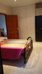 ein Schlafzimmer mit einem Bett in einem Zimmer mit Schränken in der Unterkunft Duxplex aux Portes Monaco in Beausoleil