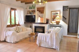 un soggiorno con 2 divani bianchi e un camino di Ideal Property Mallorca - Can Rius a Muro