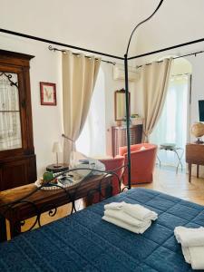Sala de estar con cama azul y mesa en Villa Basso Gargano, en Monte SantʼAngelo