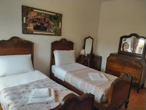 um quarto com 2 camas e um espelho em B&B I FILOKSENIA em Trieste