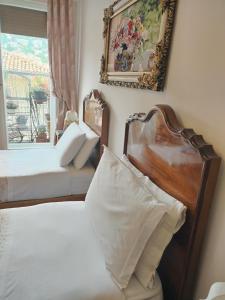 um quarto com 2 camas, um sofá e uma janela em B&B I FILOKSENIA em Trieste