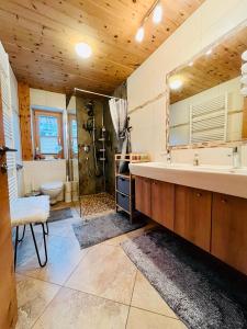 een badkamer met een bad, een douche en een wastafel bij Ferienwohnung Buchau in Fieberbrunn