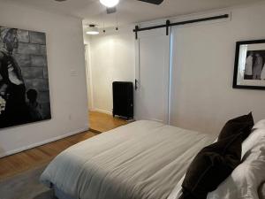 Llit o llits en una habitació de Crown Heights Charmer with private backyard access