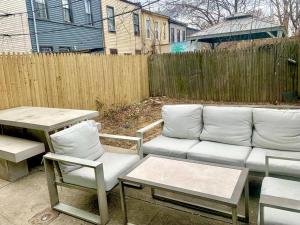Posedenie v ubytovaní Crown Heights Charmer with private backyard access