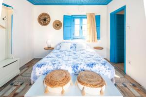 niebiesko-biała sypialnia z dużym łóżkiem w obiekcie Bloomoon House w mieście Bunheiro