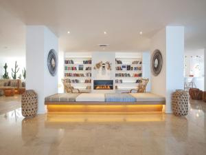 um quarto com uma cama e prateleiras de livros em HM Gran Fiesta em Playa de Palma