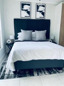 uma cama grande com uma cabeceira azul num quarto em 745@TheBlyde em Pretoria