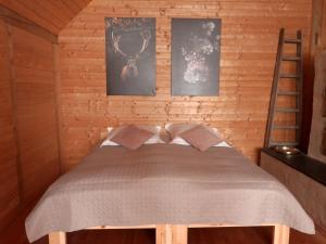 a bedroom with a bed in a wooden cabin at Susanna NEU mit Netflix in Bruchweiler