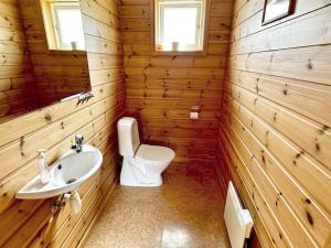 Bathroom sa Holiday home Bakka