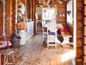 una cucina con pavimenti in legno, tavolo e sedie di Holiday home HURDAL II a Hurdal