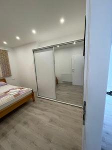 1 dormitorio con cama y espejo grande en Alegro, en Mostar