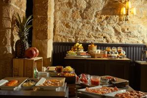 un buffet con muchos tipos diferentes de comida a la vista en Hotel Born, en Palma de Mallorca