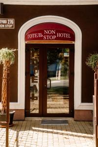 uma porta para um hotel com um sinal em Non-stop hotel em Boryspil