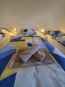 Una cama con dos toallas encima. en Apartman Benat en Stolac