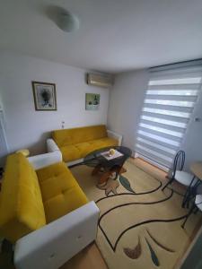 Ein Sitzbereich in der Unterkunft Apartman Benat