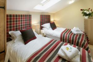 Habitación pequeña con 2 camas de color rojo en Meadow Byre en Little Dean