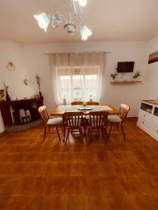 una mesa de comedor y sillas en una habitación en Appartamento di Egidio, en San Pasquale