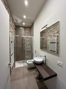 サロにあるCasa Castelloのバスルーム(トイレ、ガラス張りのシャワー付)