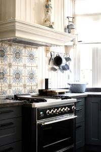 a kitchen with a black stove top oven at Suite 137, luxe verblijf midden in de bollenstreek in Lisse