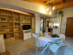 a kitchen and dining room with a white table and chairs at Lory apartment in Bardolino