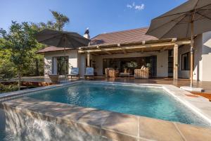 - une piscine dans l'arrière-cour d'une maison dans l'établissement Ukanyi Luxury Villa, à Hoedspruit