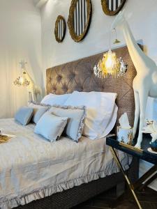 Cama o camas de una habitación en La Dolce Vita luxury Apartments with BEST FREE PRIVATE PARKING IN CITY CENTER