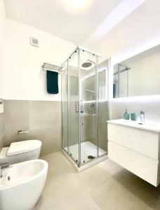 La salle de bains est pourvue d'une douche, de toilettes et d'un lavabo. dans l'établissement Windsurf Beach Front, à Torre Grande