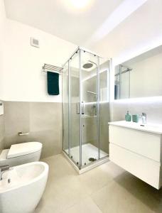 un bagno con doccia, WC e lavandino di Windsurf Beach Front a Torre Grande