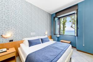 una camera con letto e finestra di Hotel Aurora a Desenzano del Garda