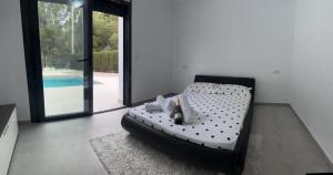 Łóżko lub łóżka w pokoju w obiekcie Calpe villa lujo playa piscina jardin barbacoa ideal familias y grupos