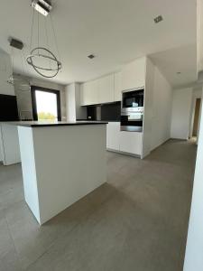 Kuchnia lub aneks kuchenny w obiekcie Calpe villa lujo playa piscina jardin barbacoa ideal familias y grupos