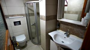 bagno con lavandino, doccia e servizi igienici di Arya Suits a Antalya (Adalia)