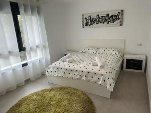 Łóżko lub łóżka w pokoju w obiekcie Calpe villa lujo playa piscina jardin barbacoa ideal familias y grupos