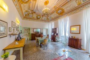 a living room with a table and a ceiling at B&B Bernini in Finale Ligure