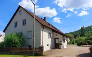 Casa blanca con techo marrón en Ferienwohnung Rudat, en Treuchtlingen