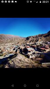 vistas a una pequeña ciudad en las montañas en Casa de Sumaj pacha en Tilcara