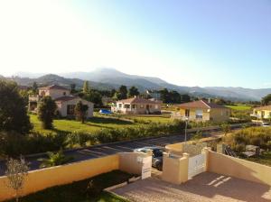 een uitzicht op de bergen vanuit een huis bij Villa Corse in Folelli