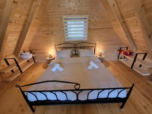 ein Schlafzimmer mit einem großen Bett im Dachgeschoss in der Unterkunft Weekend house Lokve - Modern in Berane