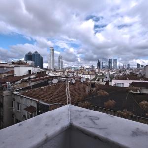 Blick auf eine Stadt vom Dach eines Gebäudes in der Unterkunft Mara Flat - Nisantasi in Istanbul