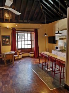 une cuisine et une salle à manger avec une table et des chaises dans l'établissement Apartamentos La Fuente, à Santa Cruz de la Palma