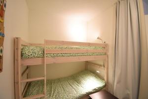 a bedroom with two bunk beds in a room at Point d'or H - Joli appartement rénové au bord de l'océan in Soorts-Hossegor