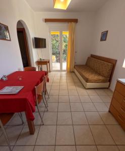 een woonkamer met een tafel en een bank bij Monachus Monachus in Frangokastello