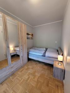 een kleine slaapkamer met een bed en een spiegel bij Ferienhaus Jäger in Mörlenbach