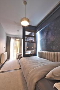 um quarto com uma cama com um mural de sistema estelar em Mara Flat - Nisantasi em Istambul