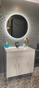 een badkamer met een witte wastafel en een spiegel bij Alójate en Vigo! Piso moderno y funcional in Vigo