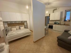 ein Wohnzimmer mit einem Bett und eine Küche in der Unterkunft Casa vacanze Madre Terra in Putignano