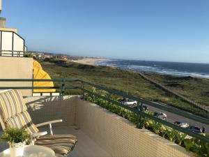 Balkon atau teras di Beachfront Apartment With Sea View