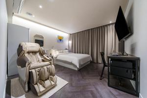 TV a/nebo společenská místnost v ubytování Hotel Yam Gumi