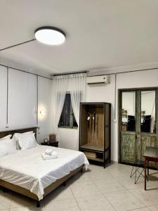 - une chambre avec un grand lit blanc dans l'établissement Le Bijou Chic in the Heart of Saigon Charm with VIEW, à Hô-Chi-Minh-Ville