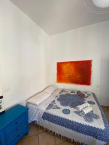 パレルモにあるApartment with huge terrace CERRADOの小さなベッドルーム(ベッド1台、青いドレッサー付)